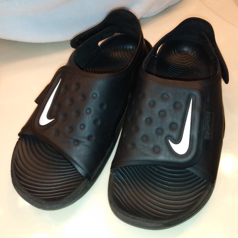Boys Nike Sunray Adjust 5 sandals. Black. Size 1 Y. Excellent